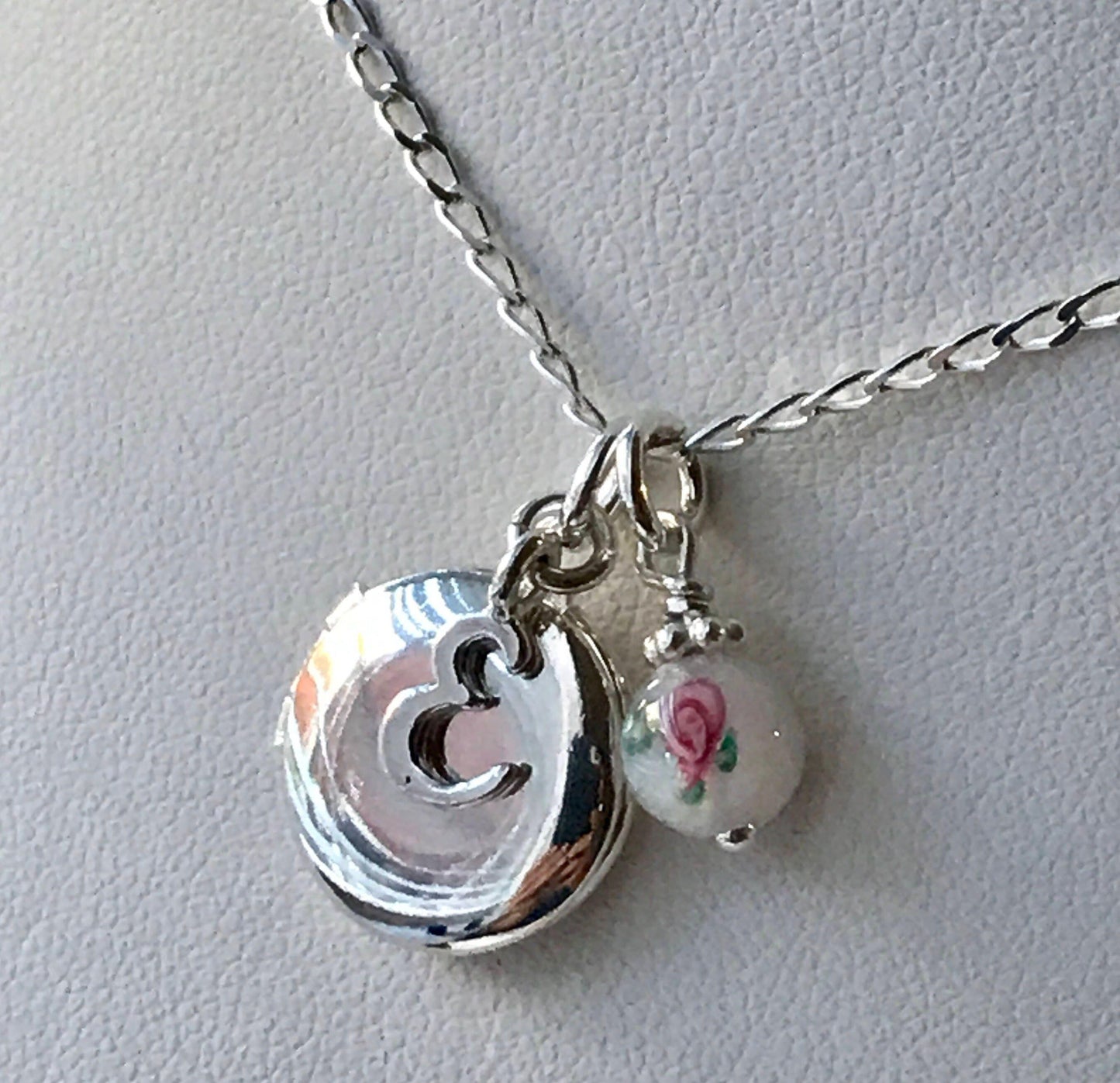Gold Heart Locket Necklace,Gold Locket Necklace,Dainty Locket Necklace,Valentine's Mother's Day gift,Family Necklace,Minimal Locket Necklace