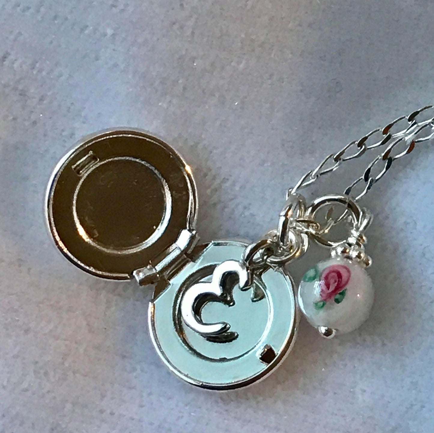Gold Heart Locket Necklace,Gold Locket Necklace,Dainty Locket Necklace,Valentine's Mother's Day gift,Family Necklace,Minimal Locket Necklace