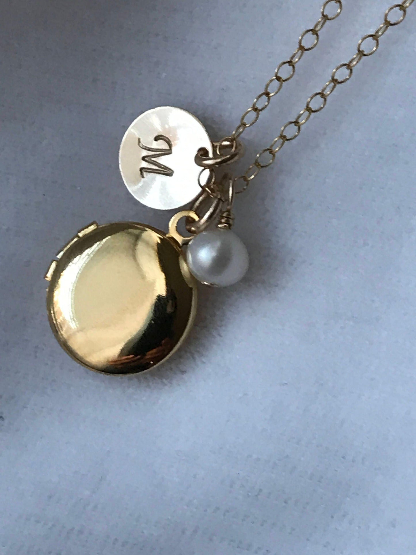 Gold Heart Locket Necklace,Gold Locket Necklace,Dainty Locket Necklace,Valentine's Mother's Day gift,Family Necklace,Minimal Locket Necklace